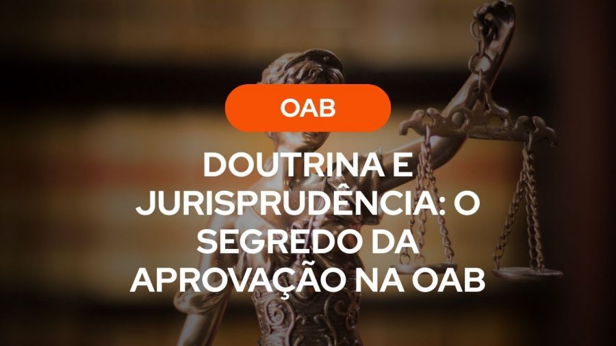 Estátua de Lady Justice em bronze segurando a balança, com texto sobreposto: "OAB - Doutrina e Jurisprudência: O Segredo da Aprovação na OAB". Fundo desfocado de biblioteca jurídica.