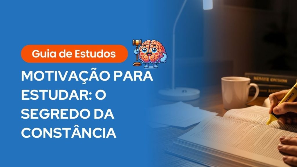 Banner com fundo azul apresentando o título "MOTIVAÇÃO PARA ESTUDAR: O SEGREDO DA CONSTÂNCIA". À direita, uma foto de uma pessoa usando um marca-texto amarelo em um livro aberto sob a luz de um abajur, com uma caneca de café ao fundo. Inclui o ícone do cérebro com martelo e a etiqueta laranja "Guia de Estudos".