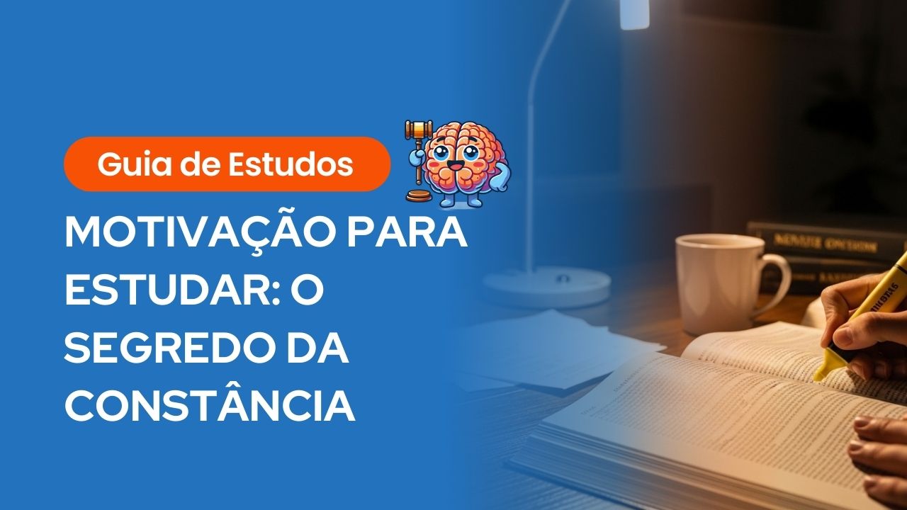 Banner com fundo azul apresentando o título "MOTIVAÇÃO PARA ESTUDAR: O SEGREDO DA CONSTÂNCIA". À direita, uma foto de uma pessoa usando um marca-texto amarelo em um livro aberto sob a luz de um abajur, com uma caneca de café ao fundo. Inclui o ícone do cérebro com martelo e a etiqueta laranja "Guia de Estudos".