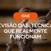 Banner com fundo em tons de bronze apresentando uma estátua da Justiça (Themis) segurando a balança em primeiro plano desfocado. No centro, o título em letras brancas: "REVISÃO OAB: TÉCNICAS QUE REALMENTE FUNCIONAM", com uma etiqueta laranja acima escrita "OAB".
