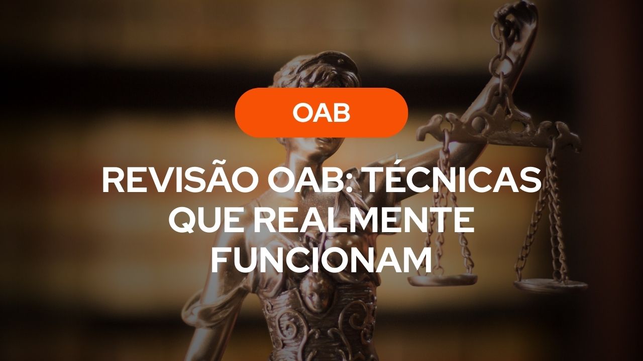 Banner com fundo em tons de bronze apresentando uma estátua da Justiça (Themis) segurando a balança em primeiro plano desfocado. No centro, o título em letras brancas: "REVISÃO OAB: TÉCNICAS QUE REALMENTE FUNCIONAM", com uma etiqueta laranja acima escrita "OAB".