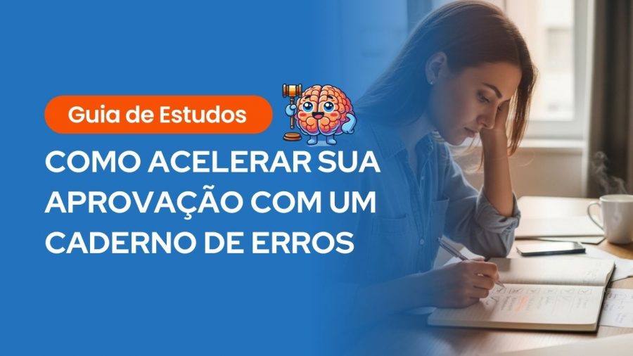 Banner com fundo predominantemente azul. À esquerda, destaca-se o título em letras grandes e brancas: "COMO ACELERAR SUA APROVAÇÃO COM UM CADERNO DE ERROS". Acima do título, há uma etiqueta laranja com o texto "Guia de Estudos" em branco, ao lado de uma ilustração de um cérebro animado segurando um martelo de juiz. A metade direita da imagem mostra uma foto integrada ao fundo azul de uma jovem mulher concentrada, escrevendo e marcando caixas de seleção em um caderno sobre uma mesa. Há também um celular e uma xícara na mesa.