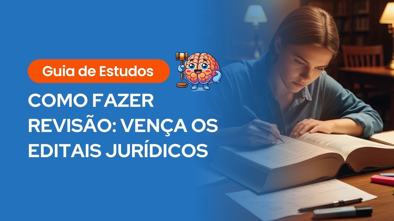 Banner de guia de estudos com uma composição dividida. A metade esquerda possui um fundo azul sólido com o título em letras grandes e brancas: "COMO FAZER REVISÃO: VENÇA OS EDITAIS JURÍDICOS". Acima do título, há uma etiqueta laranja escrita "Guia de Estudos" e um ícone de um cérebro animado segurando um martelo de juiz. A metade direita mostra a foto de uma jovem mulher muito concentrada estudando à noite sob a luz quente de um abajur. Ela está escrevendo em folhas soltas com um livro grande e espesso aberto à sua frente, havendo também marcadores de texto sobre a mesa de madeira.