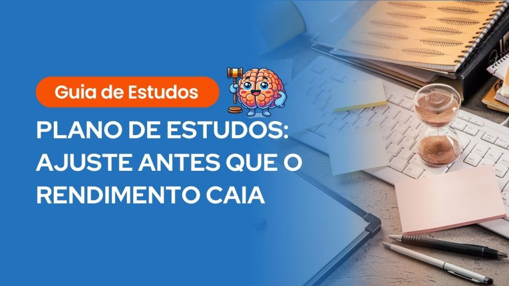 Infográfico de guia de estudos com o título "Plano de Estudos: Ajuste antes que o rendimento caia". A imagem mostra uma mesa de trabalho organizada com teclado, ampulheta, cadernos e canetas sob um fundo azul.