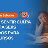 Banner de guia de estudos dividido em duas partes. O lado esquerdo possui fundo azul com o título em letras grandes e brancas: "COMO SENTIR CULPA SABOTA SEUS ESTUDOS PARA CONCURSOS". Acima, há uma etiqueta laranja com "Guia de Estudos" e o ícone de um cérebro segurando um martelo de juiz. O lado direito mostra a foto de uma jovem mulher em um ambiente escuro, sentada em uma mesa repleta de livros abertos. Ela apoia a cabeça na mão com os olhos fechados, expressando forte cansaço, sobrecarga e frustração.