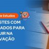 Banner de guia de estudos com uma composição dividida. A metade esquerda possui um fundo azul sólido com o título em letras grandes e brancas: "5 AJUSTES COM SIMULADOS PARA EVOLUIR NA APROVAÇÃO". Acima do título, há uma etiqueta laranja escrita "Guia de Estudos" e um ícone de um cérebro animado segurando um martelo de juiz. A metade direita mostra uma foto vista de cima de uma mesa de estudos de madeira iluminada pelo sol. Na mesa há uma prova impressa preenchida à caneta (com o título "Exam 06"), uma caneta vermelha, um cronômetro digital branco, três marcadores de texto coloridos e um caderno aberto mostrando um gráfico desenhado à mão com o título "PERFORMANCE", onde uma linha ascendente indica progresso.