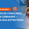 Banner de guia de estudos com o título "Bancas de Concurso: FGV vs Cebraspe – Decida sua Estratégia". A imagem mostra uma mão segurando uma lapiseira sobre uma prova de concurso, com um ícone de cérebro segurando um martelo de juiz.