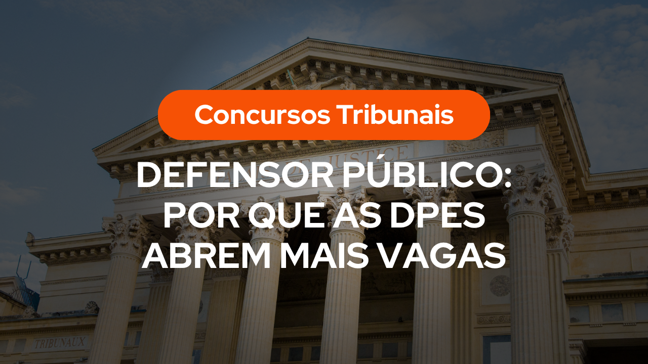 Fachada clássica de tribunal com colunas imponentes sob um céu ao entardecer. Sobreposta à imagem, uma tarja laranja com o texto "Concursos Tribunais" e o título "Defensor Público: Por que as DPEs abrem mais vagas".