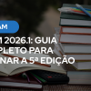 Uma imagem de sobreposição de texto em um fundo desfocado de uma mesa de estudos com livros empilhados e material escolar. No canto superior esquerdo, um botão arredondado azul contém o texto "ENAM" em letras brancas maiúsculas. Abaixo, em letras brancas maiúsculas e em negrito, está o texto "ENAM 2026.1: GUIA COMPLETO PARA DOMINAR A 5ª EDIÇÃO". À direita, uma pilha alta de livros com capas de cores variadas sustenta um punhado de canetas coloridas no topo.