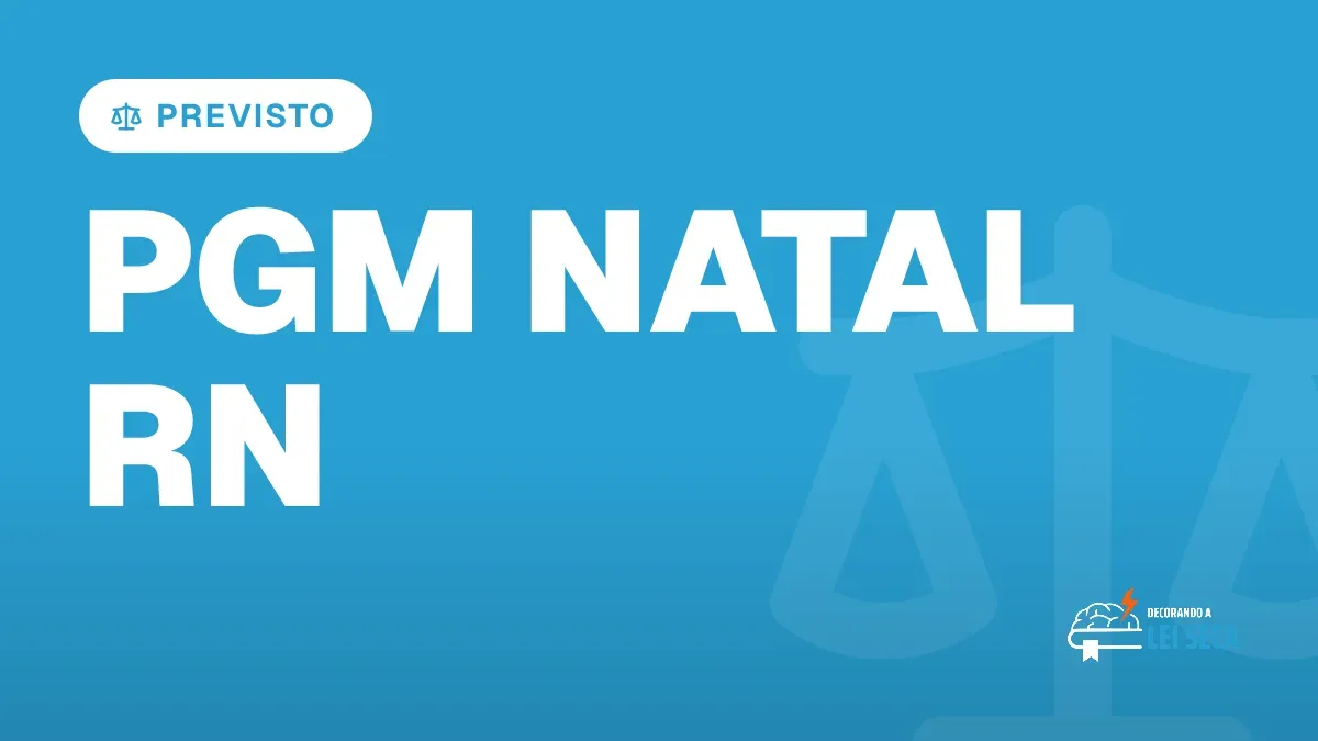advogada de costas diante de escadaria urbana ao amanhecer com pasta discreta ao lado (Concurso PGM Natal RN)