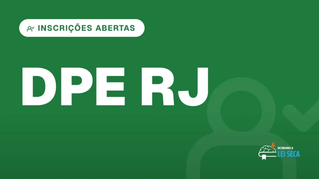 profissional do direito caminhando em pátio de prédio público ao amanhecer com pasta fechada (concurso DPE RJ)