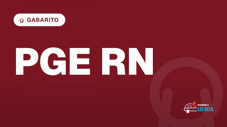 mesa de estudo com códigos fechados, relógio sem marcações e pasta transparente sob luz fria (Concurso PGE RN)