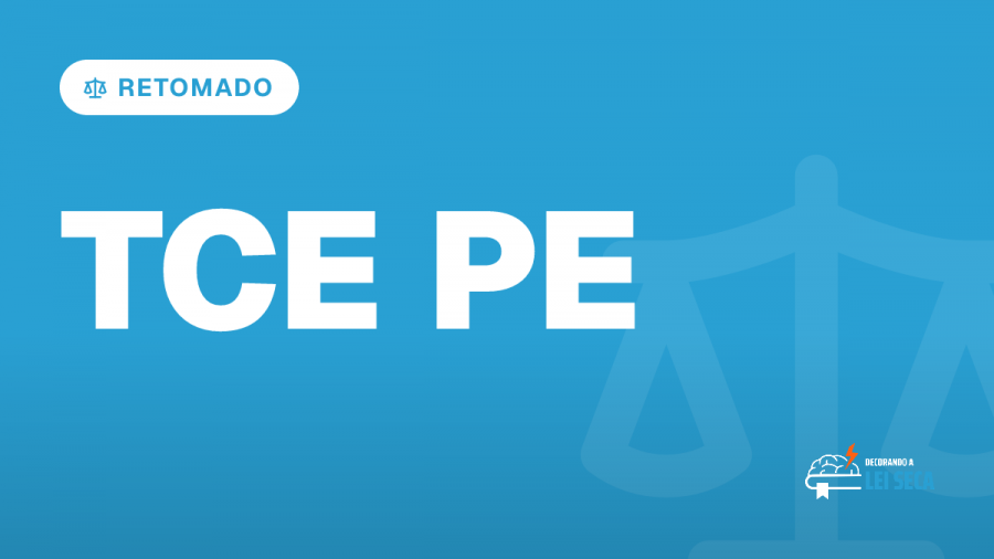 candidata com pasta jurídica observa escadaria de prédio público em manhã clara (Concurso TCE PE Procurador)