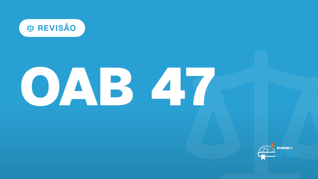 mesa de estudos para Exame OAB 47 com livros fechados, cartões em branco e iluminação lateral