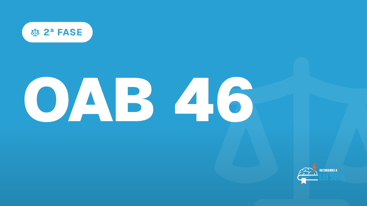 candidata em frente a prédio de prova com livro jurídico fechado e estojo transparente (OAB 46)