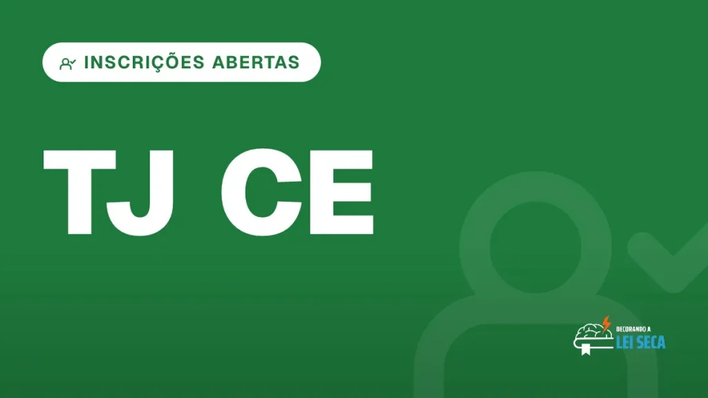 mulher em escadaria de prédio público com pasta fechada sob luz de fim de tarde (Concurso TJ CE)