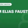 mulher em contraluz subindo escada de prédio público com pasta fechada sob o braço (Concurso PGM Elias Fausto SP)